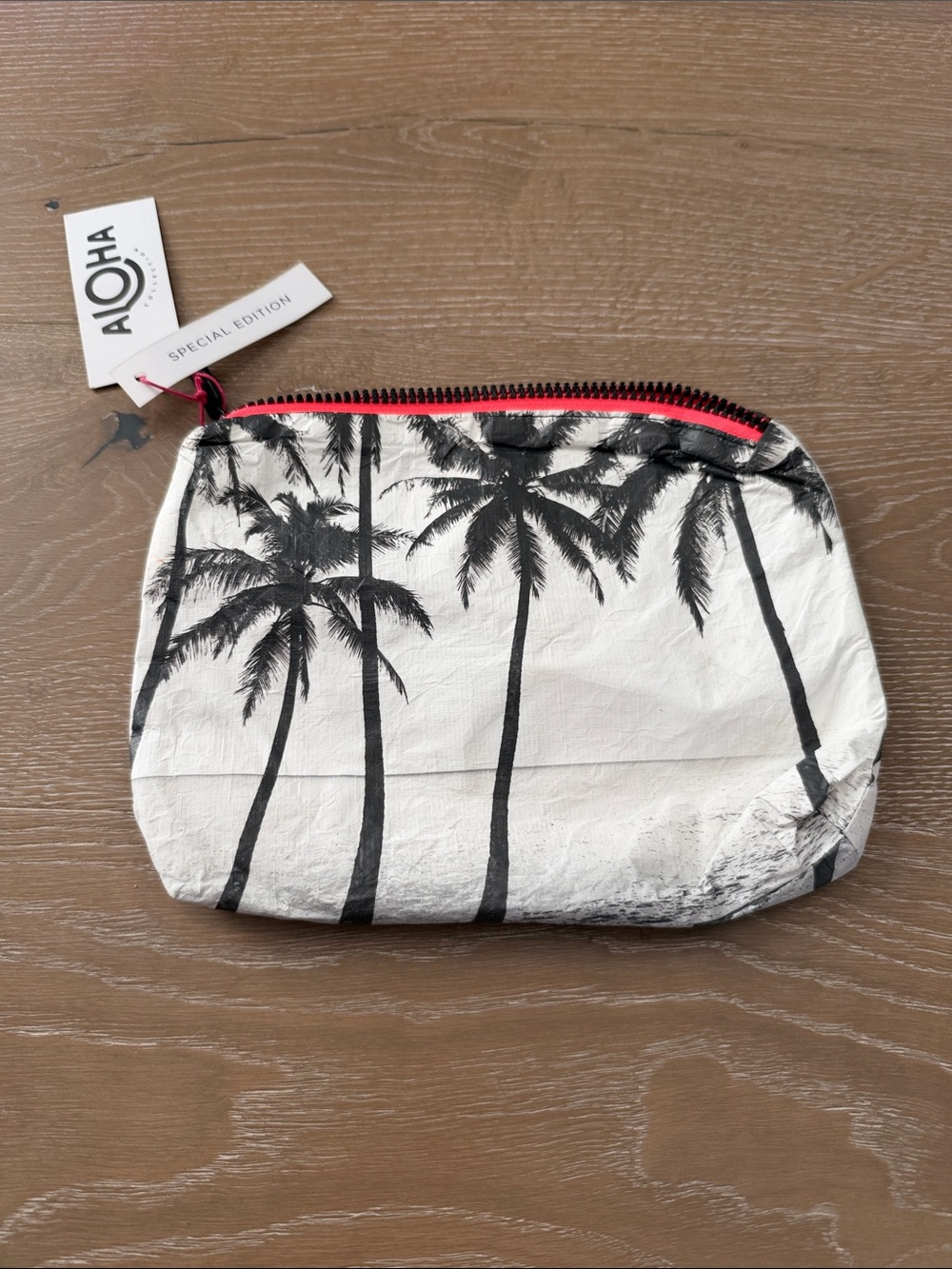 ALOHAS White & Black Palm-Print Cosmetic Pouch with Red Zipper
